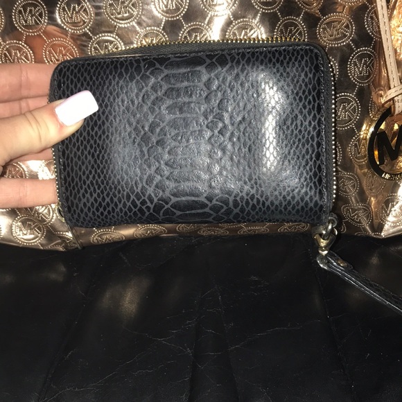 Michael Kors wristlet Black used some wear & tear - Picture 4 of 5